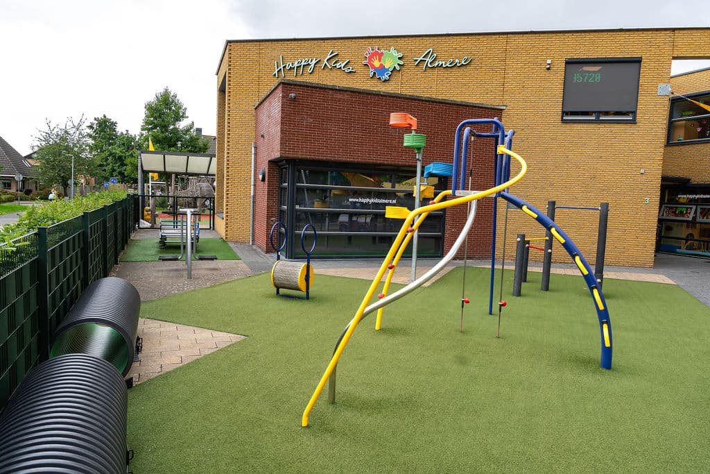 Voorkant van KDV Edelhertweg met het Happy Kids Almere logo