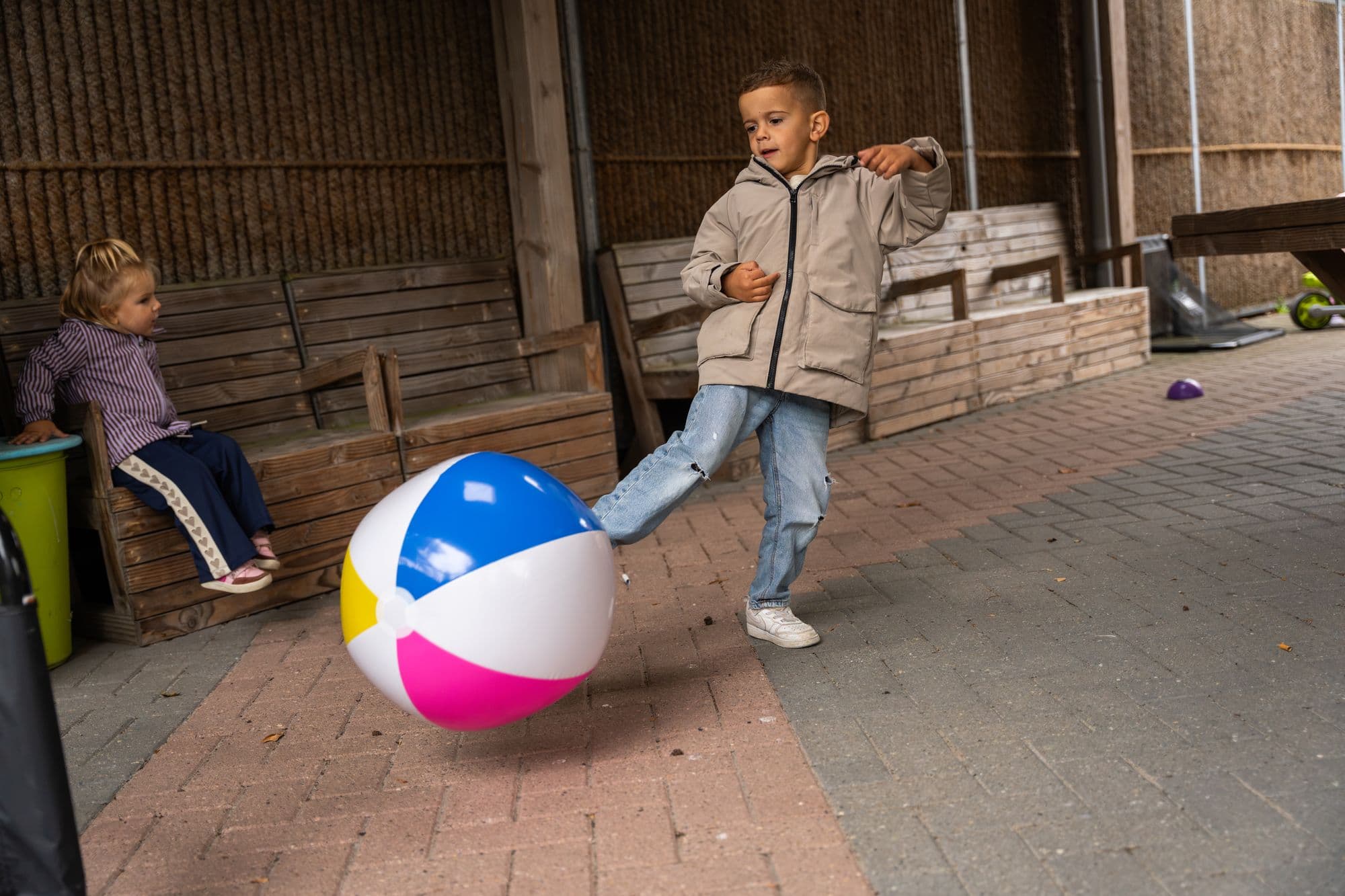 Kind speelt bij KDV Edelhertweg